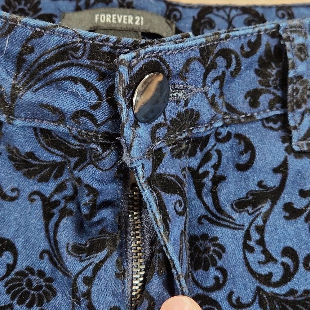 🔹️Forever 21 Blue w/Black Flocked Print Pants Size 10 - Picture 5 of 13